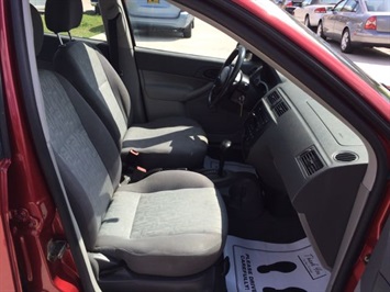 2005 Ford Focus ZX4 SE   - Photo 8 - Cincinnati, OH 45255