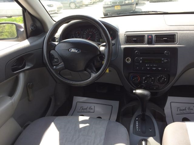 2005 Ford Focus ZX4 SE   - Photo 7 - Cincinnati, OH 45255
