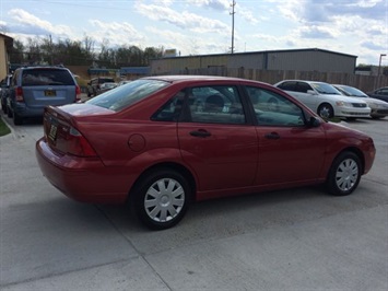 2005 Ford Focus ZX4 SE   - Photo 6 - Cincinnati, OH 45255
