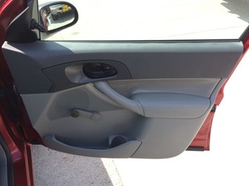 2005 Ford Focus ZX4 SE   - Photo 22 - Cincinnati, OH 45255