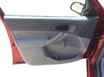 2005 Ford Focus ZX4 SE   - Photo 21 - Cincinnati, OH 45255