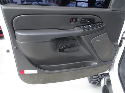 2005 GMC Sierra 2500HD SLE   - Photo 22 - Cincinnati, OH 45255