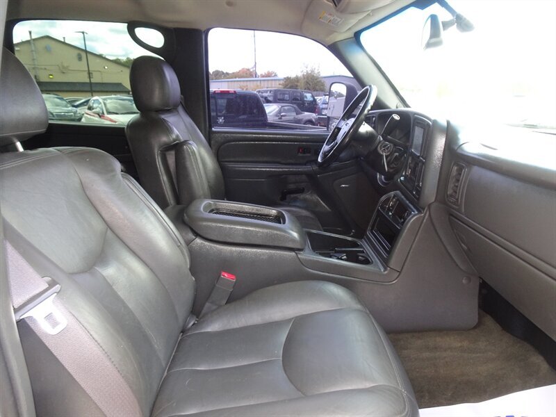 2005 GMC Sierra 2500HD SLE   - Photo 10 - Cincinnati, OH 45255