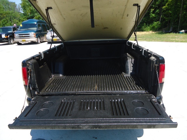 2001 Chevrolet S10 LS - Photo 9 - Cincinnati, OH 45255