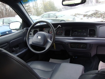 2001 Ford Crown Victoria   - Photo 7 - Cincinnati, OH 45255