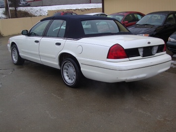 2001 Ford Crown Victoria   - Photo 4 - Cincinnati, OH 45255