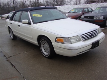 2001 Ford Crown Victoria   - Photo 1 - Cincinnati, OH 45255