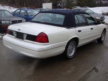 2001 Ford Crown Victoria   - Photo 6 - Cincinnati, OH 45255