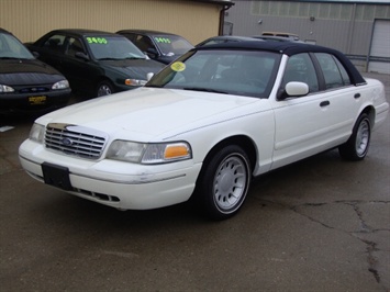 2001 Ford Crown Victoria   - Photo 3 - Cincinnati, OH 45255