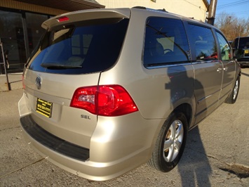 2009 Volkswagen Routan SEL Premium   - Photo 5 - Cincinnati, OH 45255