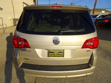 2009 Volkswagen Routan SEL Premium   - Photo 4 - Cincinnati, OH 45255