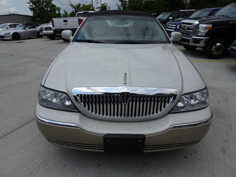 2005 Lincoln Town Car Signature Limited 4.6L V8 RWD - Photo 2 - Cincinnati, OH 45255