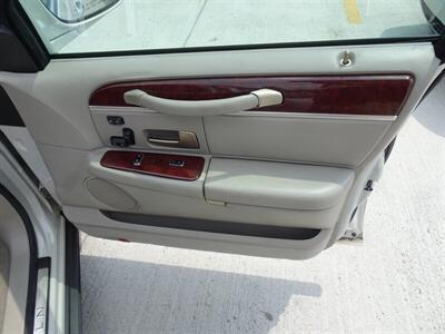 2005 Lincoln Town Car Signature Limited 4.6L V8 RWD - Photo 25 - Cincinnati, OH 45255
