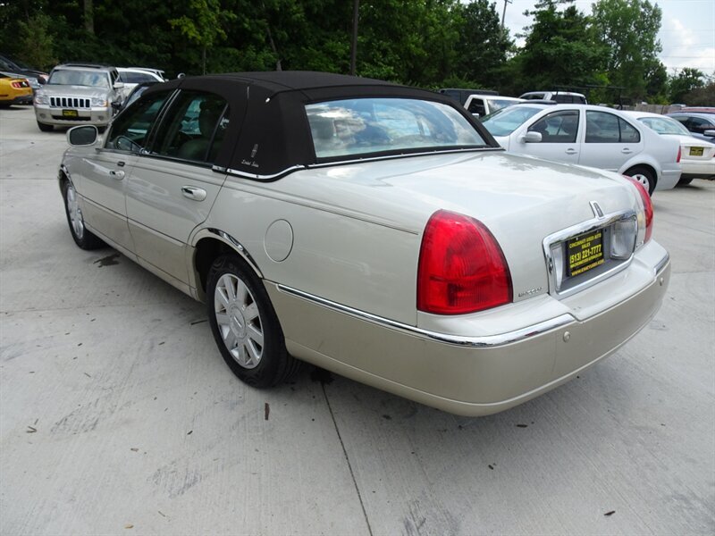 2005 Lincoln Town Car Signature Limited 4.6L V8 RWD - Photo 4 - Cincinnati, OH 45255