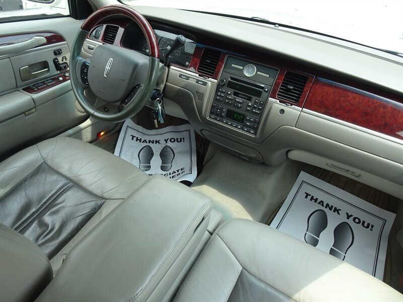 2005 Lincoln Town Car Signature Limited 4.6L V8 RWD - Photo 9 - Cincinnati, OH 45255