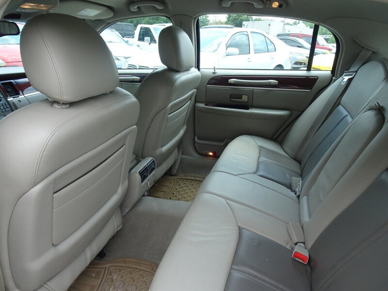 2005 Lincoln Town Car Signature Limited 4.6L V8 RWD - Photo 14 - Cincinnati, OH 45255