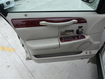 2005 Lincoln Town Car Signature Limited 4.6L V8 RWD - Photo 24 - Cincinnati, OH 45255