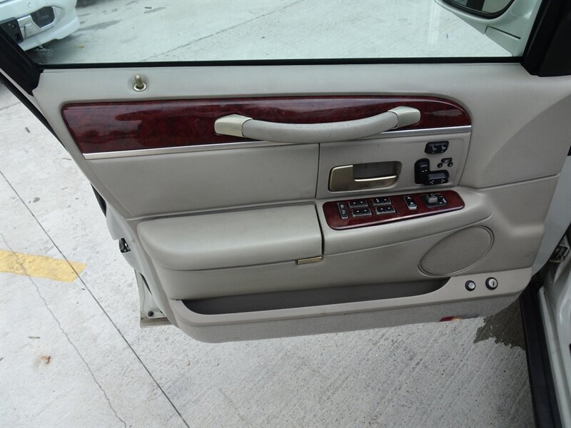 2005 Lincoln Town Car Signature Limited 4.6L V8 RWD - Photo 24 - Cincinnati, OH 45255
