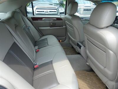2005 Lincoln Town Car Signature Limited 4.6L V8 RWD - Photo 11 - Cincinnati, OH 45255
