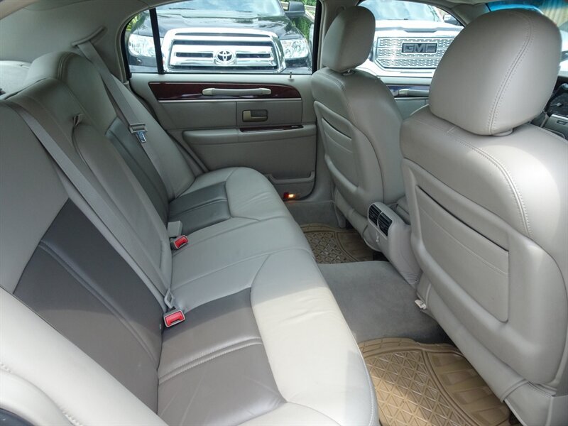 2005 Lincoln Town Car Signature Limited 4.6L V8 RWD - Photo 11 - Cincinnati, OH 45255