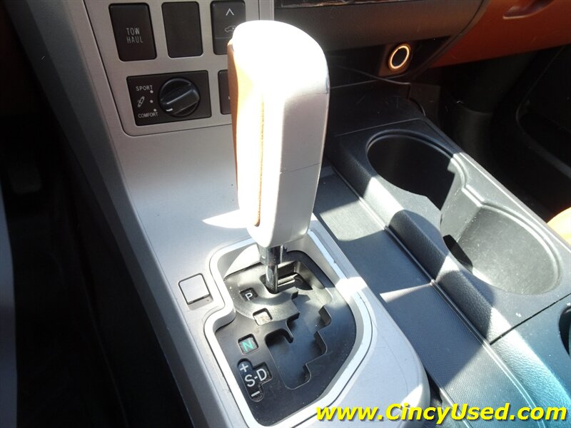 2008 Toyota Sequoia Platinum - Photo 18 - Cincinnati, OH 45255