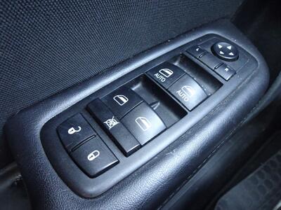 2015 Chrysler 200 Limited  2.4L I4 FWD - Photo 19 - Cincinnati, OH 45255