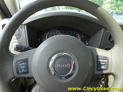 2006 Jeep Commander 65th Anniversary Edition 3.7L V6 4WD   - Photo 18 - Cincinnati, OH 45255