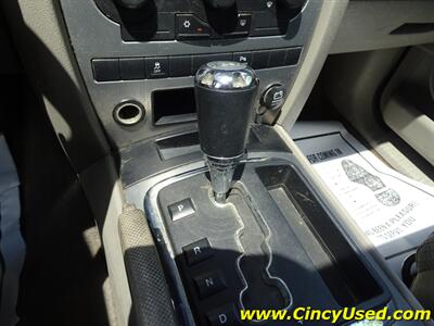 2006 Jeep Commander 65th Anniversary Edition 3.7L V6 4WD   - Photo 16 - Cincinnati, OH 45255