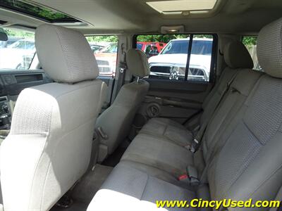 2006 Jeep Commander 65th Anniversary Edition 3.7L V6 4WD   - Photo 11 - Cincinnati, OH 45255