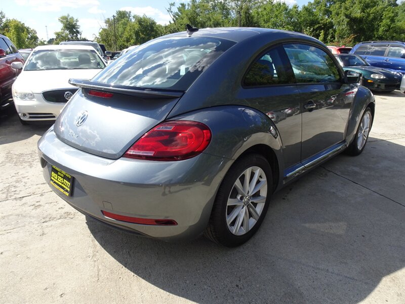 2018 Volkswagen Beetle-Classic S 2.0L Turbo I4 FWD - Photo 5 - Cincinnati, OH 45255