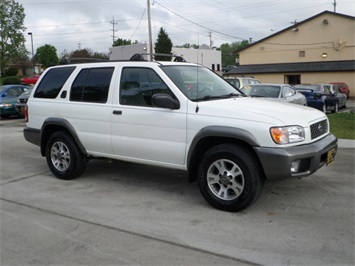 2001 Nissan Pathfinder LE   - Photo 1 - Cincinnati, OH 45255