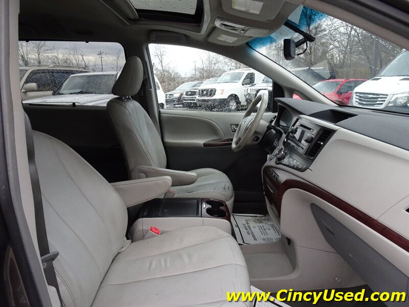 2014 Toyota Sienna XLE photo 16