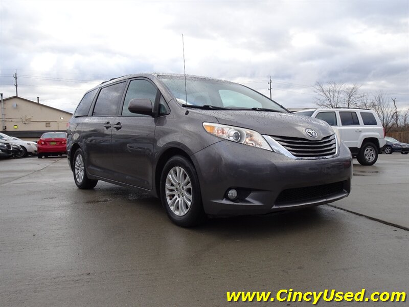 2014 Toyota Sienna XLE photo 4