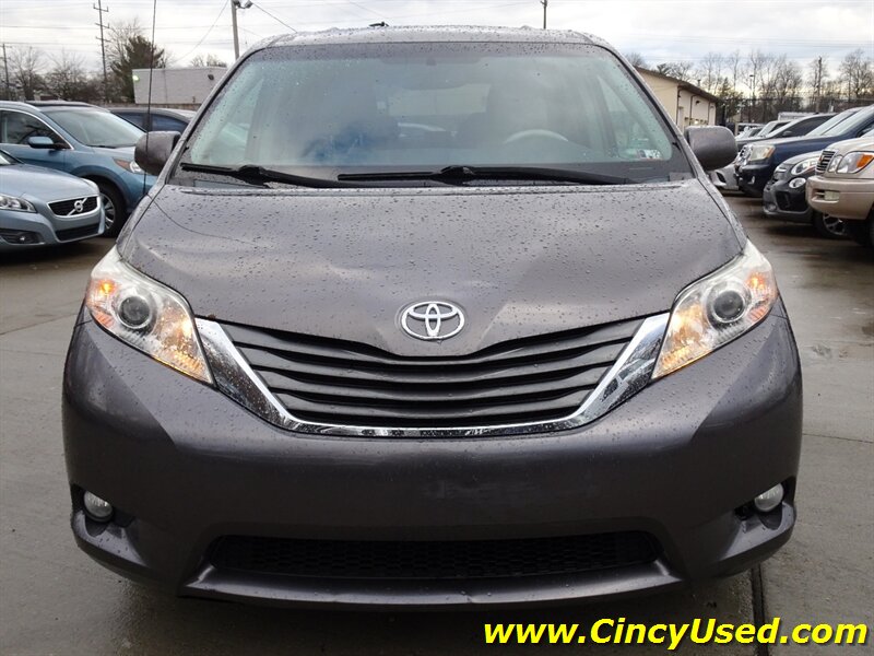 2014 Toyota Sienna XLE photo 2