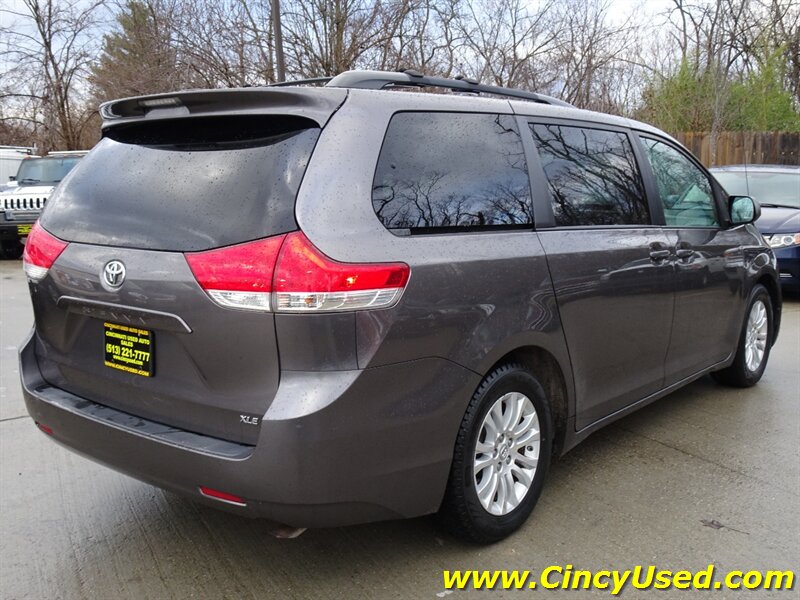 2014 Toyota Sienna XLE photo 7