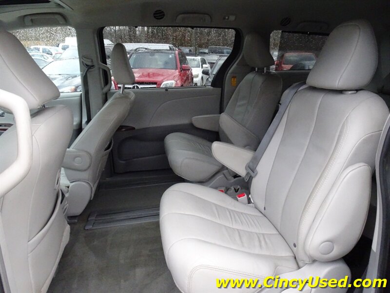 2014 Toyota Sienna XLE photo 12