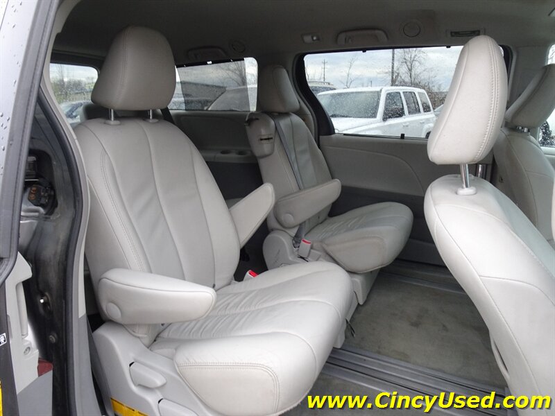 2014 Toyota Sienna XLE photo 15