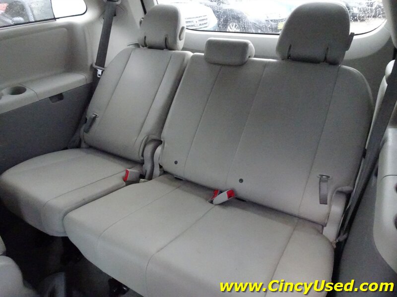 2014 Toyota Sienna XLE photo 13