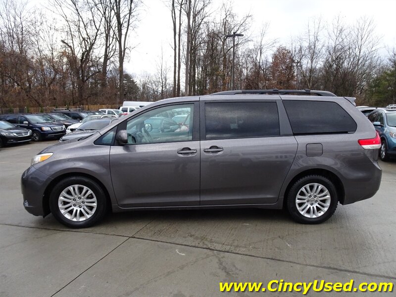 2014 Toyota Sienna XLE photo 6