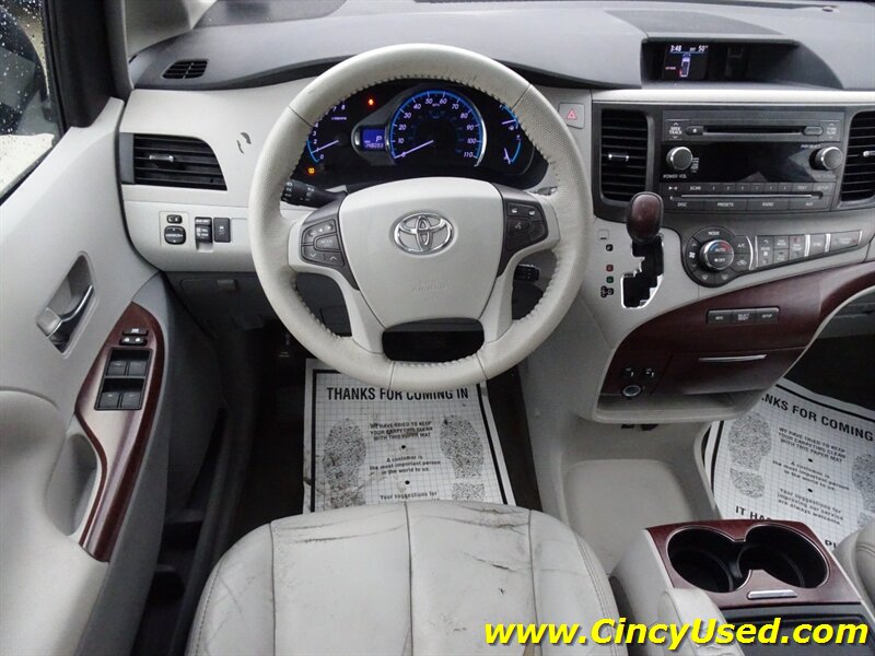 2014 Toyota Sienna XLE photo 10