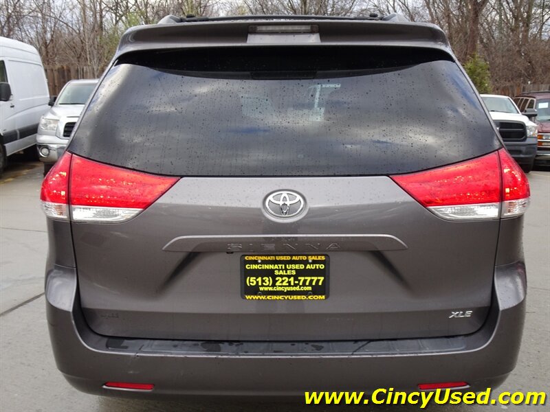 2014 Toyota Sienna XLE photo 8