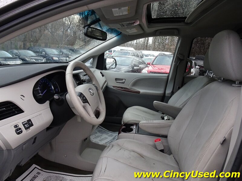 2014 Toyota Sienna XLE photo 11