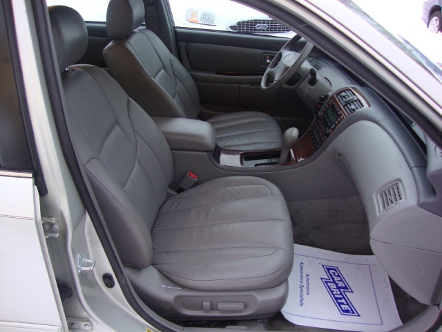 2000 Toyota Avalon XLS - Photo 8 - Cincinnati, OH 45255