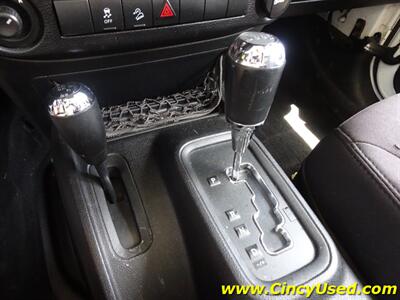 2013 Jeep Wrangler Unlimited Sport  3.6L V6 4X4 - Photo 15 - Cincinnati, OH 45255