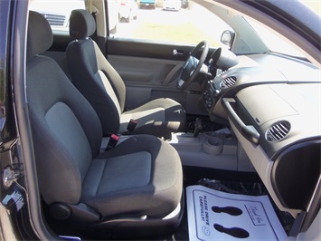 2004 Volkswagen New Beetle GL   - Photo 8 - Cincinnati, OH 45255