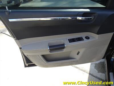 2006 Chrysler 300 Series SRT-8   - Photo 25 - Cincinnati, OH 45255