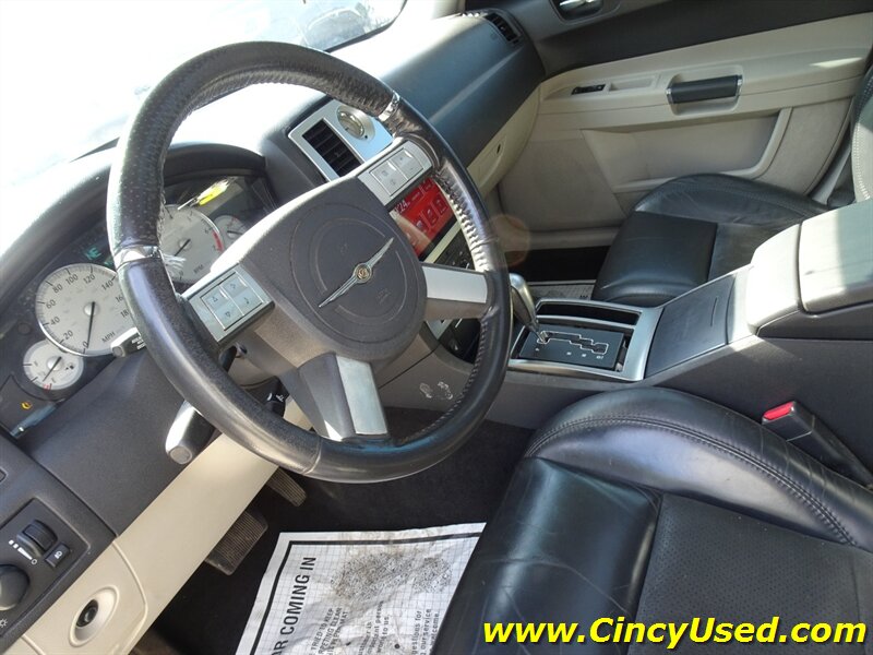 2006 Chrysler 300 Series SRT-8   - Photo 9 - Cincinnati, OH 45255