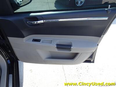 2006 Chrysler 300 Series SRT-8   - Photo 26 - Cincinnati, OH 45255