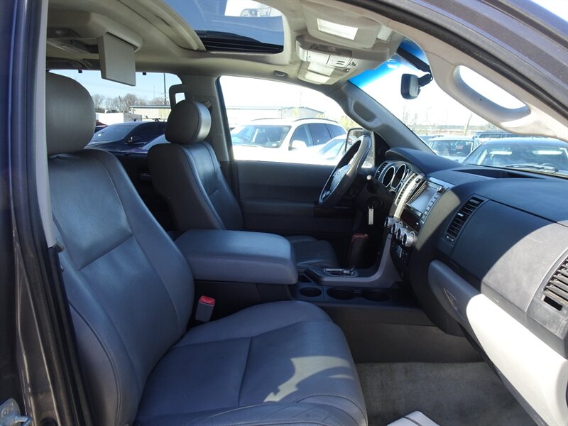 2011 Toyota Sequoia Platinum  5.7L V8 4X4 - Photo 17 - Cincinnati, OH 45255