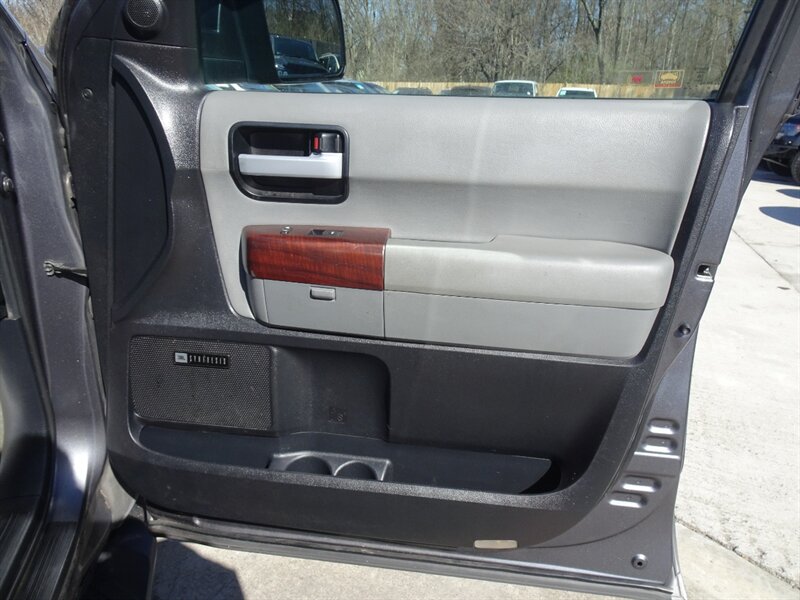 2011 Toyota Sequoia Platinum  5.7L V8 4X4 - Photo 28 - Cincinnati, OH 45255